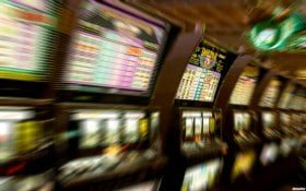 Pemain bermain permainan slot online di jhonbet dengan antarmuka mudah dan menyenangkan
